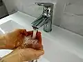 いつものように顔を洗う
