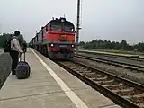 広軌化後のヌィーシュ駅に到着する2М62形ディーゼル機関車牽引の旅客列車（2021年）