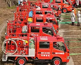 ポンプ積載車の屋根に校区名が対空表示されている例（熊本市消防団）