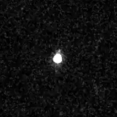 (208996) 2003 AZ84とその衛星である可能性がある天体。2005年12月2日にハッブル宇宙望遠鏡によって画像化された。
