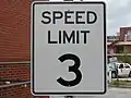 5 mph刻みではない3マイル毎時 (4.8 km/h)の変わった標識アメリカ合衆国ノースカロライナ州