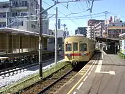 地上駅時代の香椎宮前駅に停車中の358-308．左側に高架工事に伴う工事中の仮線が見える。