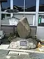 駅前にある小林一茶の歌碑（2006年4月）