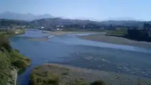 魚野川と信濃川の合流点(長岡市東川口)写真左上が魚野川上流部