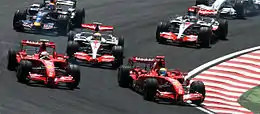2007年ブラジルGPスタート直後の6台。先頭の2台がF2007。スタート3番手のキミ・ライコネンはこの後逆転勝利を収め、ワールドチャンピオンを獲得した。