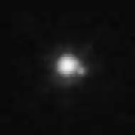 2018年1月2日にハッブル宇宙望遠鏡によって撮影された Gǃkúnǁʼhòmdímà と衛星 Gǃòʼé ǃHú の画像