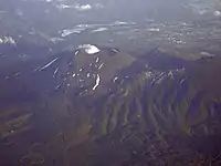 噴気を上げる浅間山