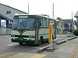 蒲鉄小型バスの一般路線車いすゞ・ジャーニーQ五泉駅前バス停で発車を待つ小型車。社名は「蒲鉄小型バス」だったが、在籍車両は大型から小型まで幅広く、その多くが他社からの移籍車であった。