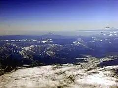 越後三山の一つ中ノ岳（左）