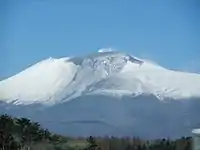 雪面に降った火山灰(2009年2月の噴火後)