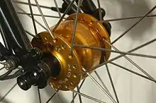 近年の自転車のハブダイナモ。車輪のハブ（車輪の中央、スポークが集まる部品）の内部に発電機が組み込まれている。