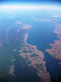 画像左・比良山地に沿うように西側を北流し比良山地北端で直角に東折し琵琶湖に注ぐ。