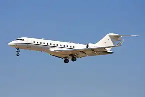ルートン空港を飛び立つグローバル・エクスプレス