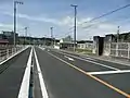 ヨークベニマル(矢板店)前の橋台遺構。奥の信号機がある県道30号(旧国道4号)現交差点付近を高架で渡るスロープの一部だった。
