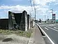 矢板駅へ続く線路跡の道路そばにたたずむ。(撮影場所)