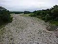 砂礫が厚く堆積し河川水が伏流する扇頂部付近(栃木県道30号塩那橋)の川床の様子。