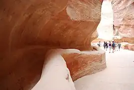 シークの両側には水を運ぶ土管が通っていた