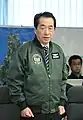 航空自衛隊のフライトジャケットを着用した菅直人