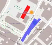 爆破現場付近の地図。オレンジが大破した自動車があった場所つまり犯人がアンホ爆薬を積んだ車爆弾を爆発させた場所。赤が首相府および法務・警察省庁舎、青が石油・エネルギー省および貿易・産業省庁舎。