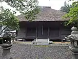 薬師堂正面と石灯籠。