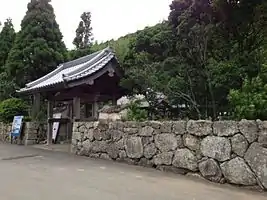 正門脇より本堂を望む（2013年6月撮影）