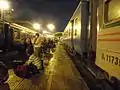 プラットホームで夜行列車の発車を待つ人たち