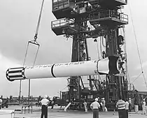 ケープカナベラル空軍基地第5発射施設で、発射台の上に立たされるレッドストーン