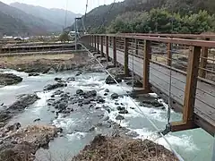 吊り橋の対岸にキャンプ場がある