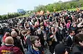 戦勝記念日にドネツィクで、愛国の象徴として親露派が用いるセント・ジョージ・リボンを手にした人々。2014年5月9日
