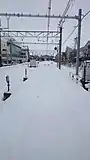 運転再開前のJR高崎線。踏切から北本駅周辺の積雪(埼玉県北本市、2014年2月15日撮影)