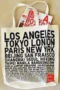 ユニクロの宣伝のため、店舗がある都市の名のリストがプリントされたトートバッグ。