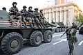 2015年ドネツク戦勝記念日パレードのリハーサル中にBTR-70に乗るアーセニー・パブロフと彼の部隊