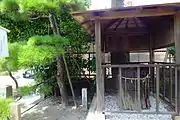 行平が植えたとされる磯馴松(右)と狩衣と烏帽子をかけて旅だったと伝えられる衣掛松(3代目)。