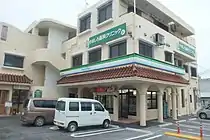 石垣登野城仲道店(沖縄県石垣市)沖縄らしく赤瓦を使ったテナントに入居する店舗。