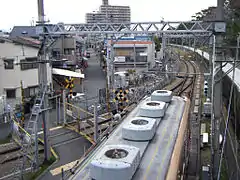 武庫川駅にある踏切。踏切にフェンスがある。