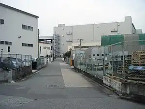 国道43号南方に残る軌道跡の道路
