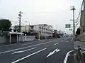 旧高洲駅付近の道路（出屋敷線）　阪神バス、尼崎市バス（現・尼崎市内線）の停留所がある（2015年撮影）。