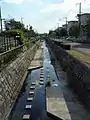 ららぽーと甲子園方面より鳴尾浜公園に向かって流れる枝川水路　鳴尾飛行場の滑走路跡地に整備されたもの。