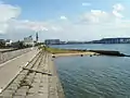 鳴尾浜公園　飛行場建設に伴い撤去されていた防潮堤は終戦後再建され、海寄りに拡張されていた旧敷地の一部は水没している。