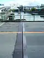 橋桁・可動部との継目　奥は中島新橋。