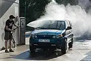 セルフサービス方式の、高圧スプレー(ウォーターガン)を使った洗車(ポーランド、2015年)