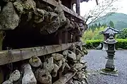 穴のあけられた石が数多く吊るされる。