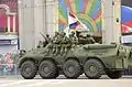 2016年ドネツク戦勝記念日パレードでBTR-80に乗るアーセニー・パブロフとスパルタ大隊の部隊