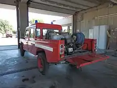 山火事に対処するためのランドローバー改装車（イタリア、カーシナ、2016年8月）。