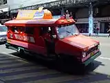 屋根上に広告看板を搭載したジプニー。