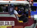 運転席部分を見る。