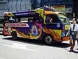 紫色をベースの塗色とした車両。