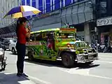 グリーン系の塗色の車両。