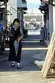 沼島の路地。路地の向こうに海が見える。