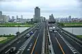 千住新橋を渡る自動車